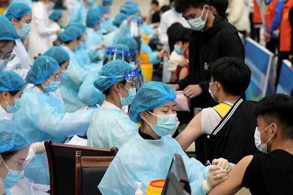 我国新冠疫苗接种超10亿剂次 国外疫苗严重供需不足