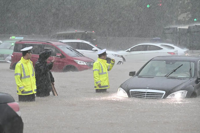 特大暴雨千年一遇 河南人民守望相助